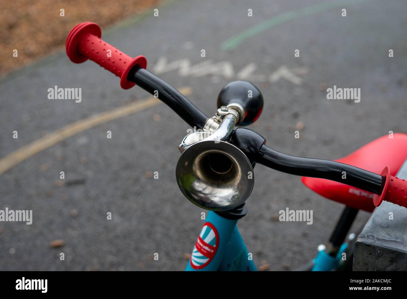 Gros plan sur les poignées d'un vélo pour enfant Banque D'Images