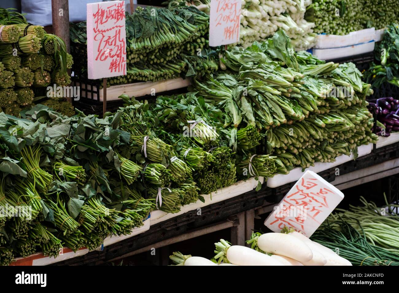 Hong Kong, Chine - Novembre 2019 : salade, épices et légumes sur le marché de l'alimentation de rue à Hong Kong Banque D'Images