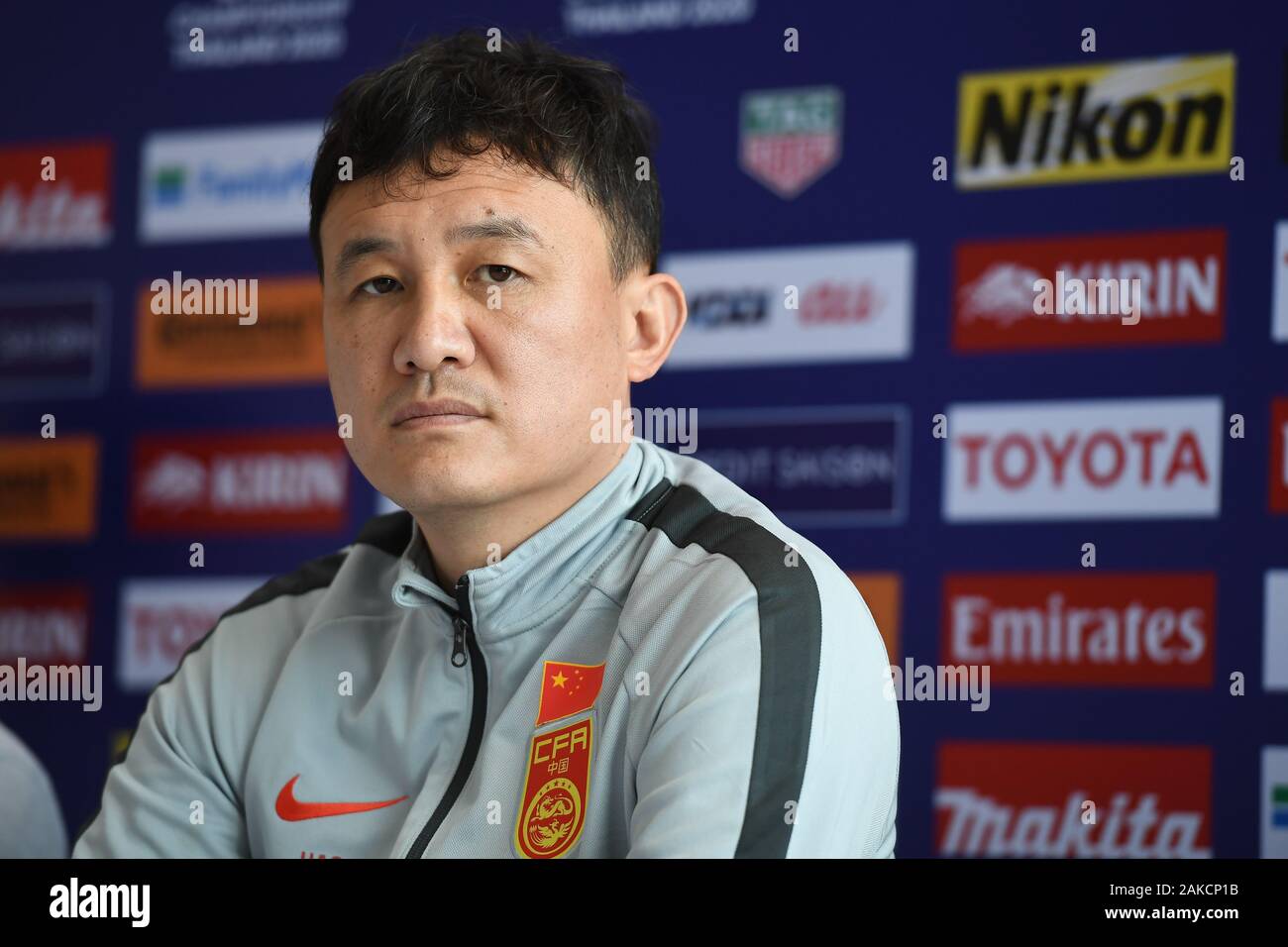 Entraîneur-chef, Hao Wei parle aux médias lors de la conférence de presse d'après-match de l'AFC championnat U23 Tinsulanon au stade. D'autres nations du groupe C sont la Chine, l'Iran et l'Ouzbékistan. Le tournoi est défini pour le 8-26. Banque D'Images