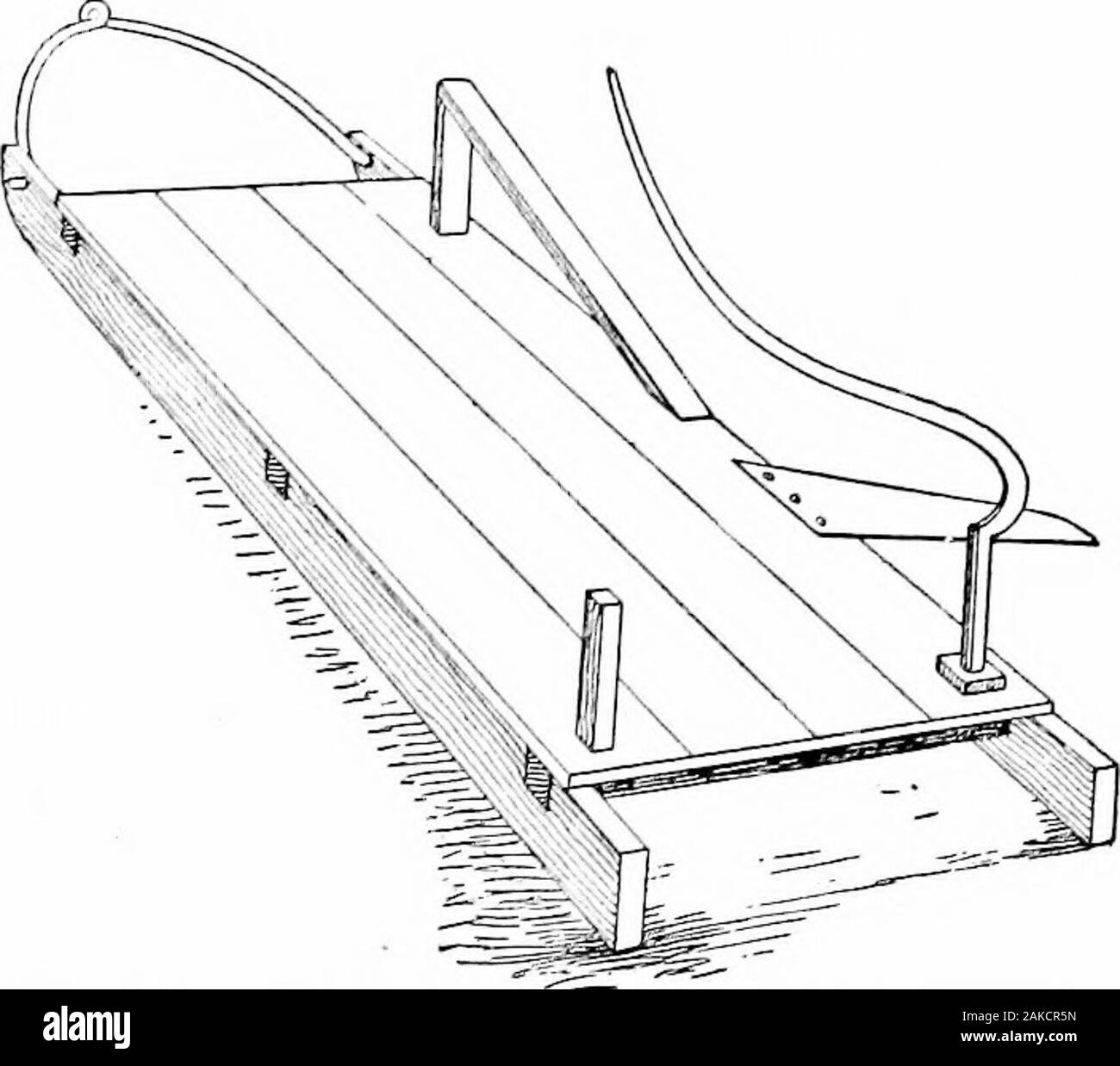 Le sud de grandes cultures (à l'exclusion des plantes fourragères) . Fig. 95. - Maïs Traîneau Cutter, avec protections automatiques. 183. Le traîneau de la faucheuse (Fig. 95). -Mettre en œuvre Cette consistsessentially d'un traîneau sur roues ; sur un bord de ce traîneau ou plate-forme bas^isl à bizarre anThe traîneau est assez drivennear theslanting la ligne pour le "maïs couteau tocut atha coupe coulissant. Un homme, standingon la plate-forme, les captures la coupe cornin ses bras ; whenhe a une brassée, il arrête le teamand place l'nearestshock cornon. Le coût d'un long couteau, slopingoblicjue à l'angle de la rangée de maïs.. Fig. 96.-A Home-made Banque D'Images