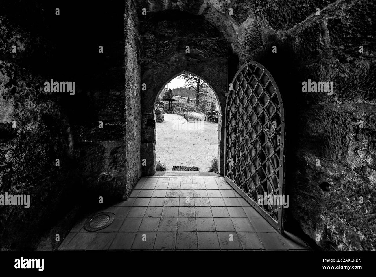 Entrée voûtée avec portes métalliques à la forteresse. Noir et blanc. Banque D'Images
