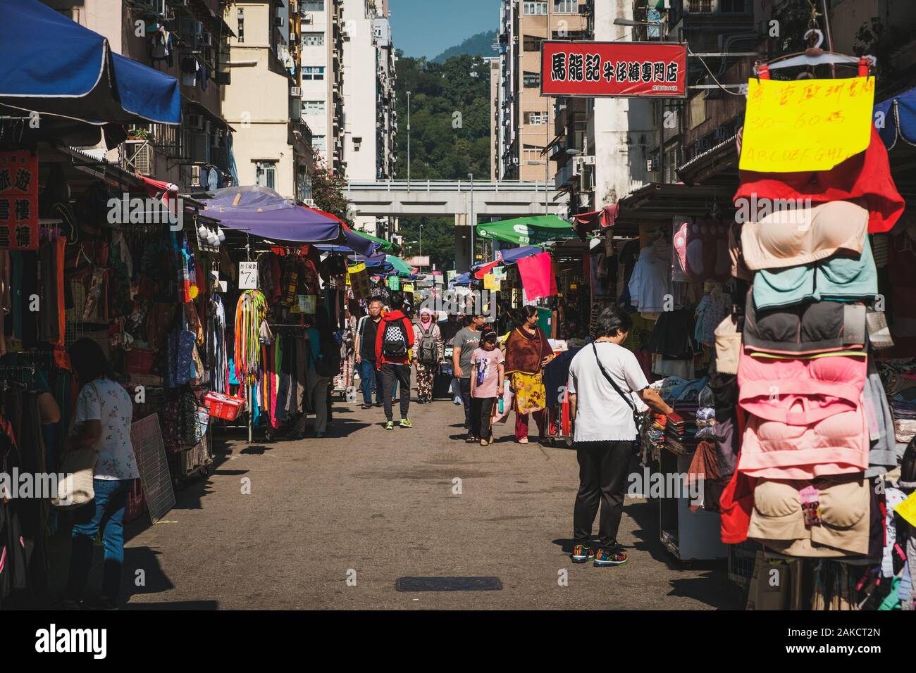 Hong Kong, Chine - Novembre 2019 : Les gens de marcher sur la rue du marché à Hong Kong, Mongkok Banque D'Images