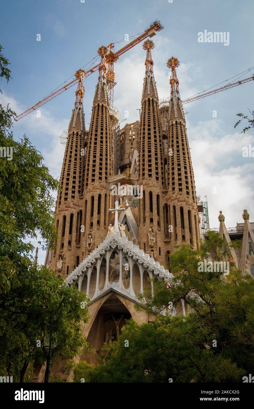 La basilique de la Sagrada Família, encore inachevée et conçu par l'architecte Antoni Gaudí. UNESCO World Heritage site, Barcelone, Espagne. Banque D'Images