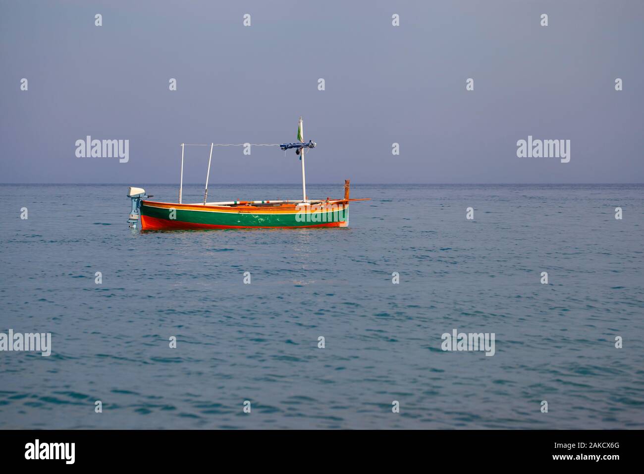 Pêcheur barge vide flottant dans la mer (pas de gens autour) Banque D'Images