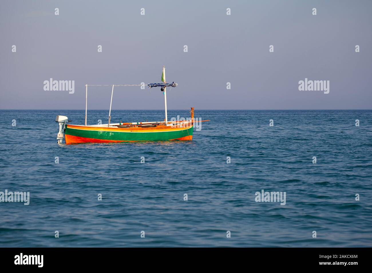 Pêcheur barge vide flottant dans la mer (pas de gens autour) Banque D'Images
