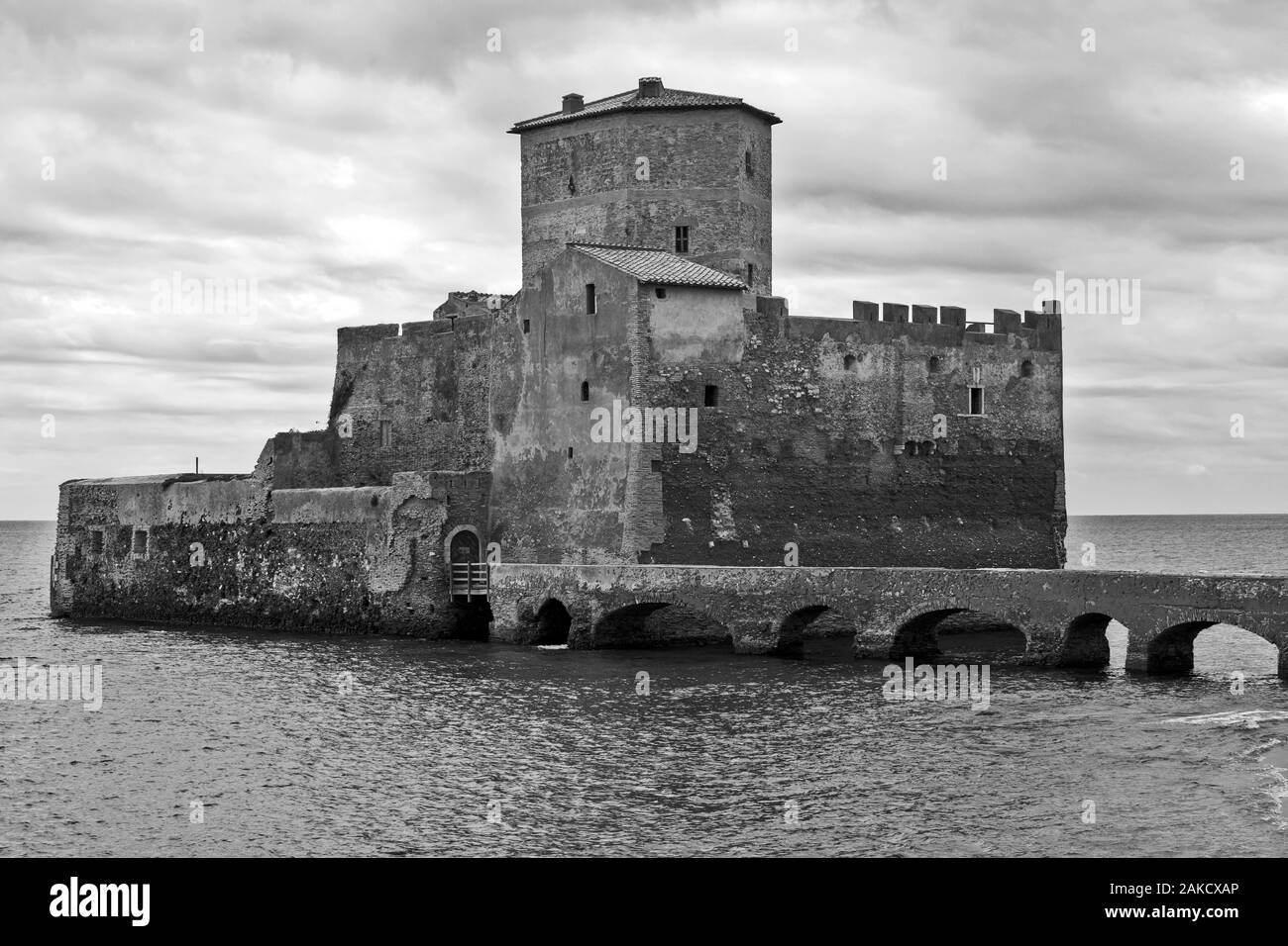Ancienne forteresse construite sur la mer tyrrhénienne (Torre Astura, Nettuno, Italie) Banque D'Images