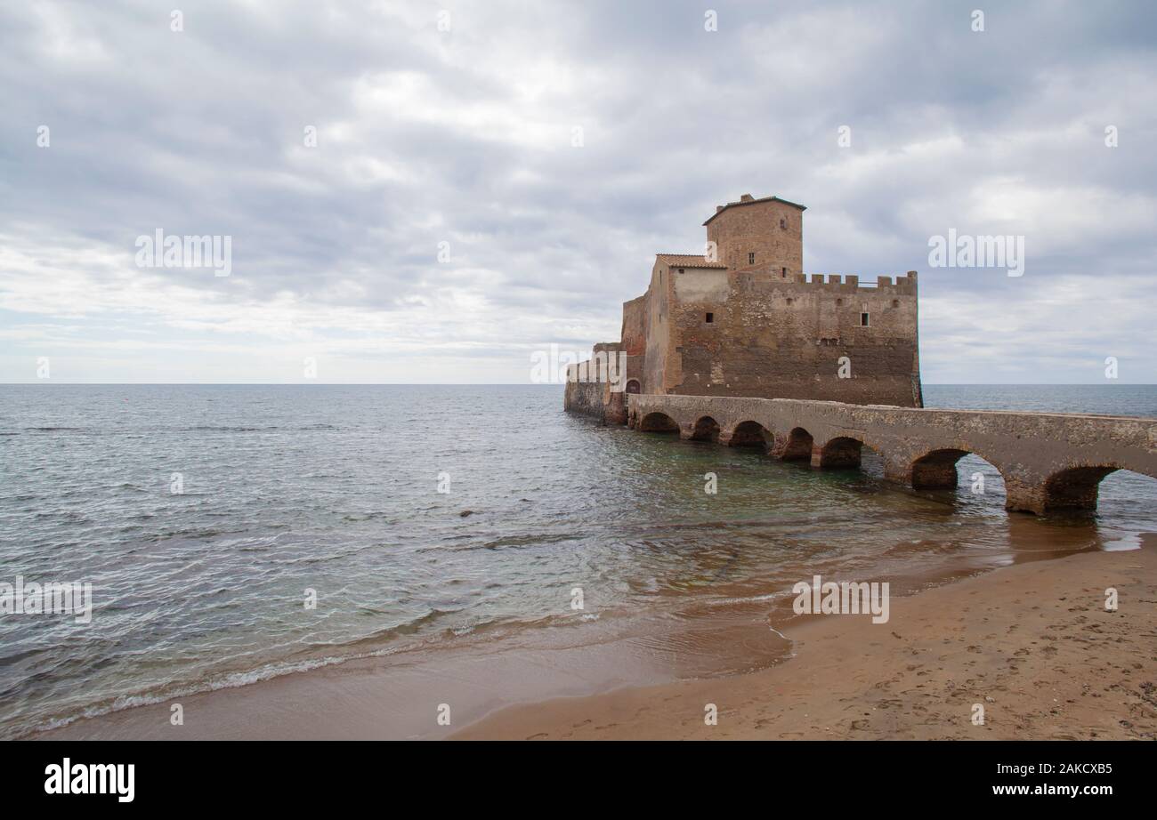 Ancienne forteresse construite sur la mer tyrrhénienne (Torre Astura, Nettuno, Italie) Banque D'Images