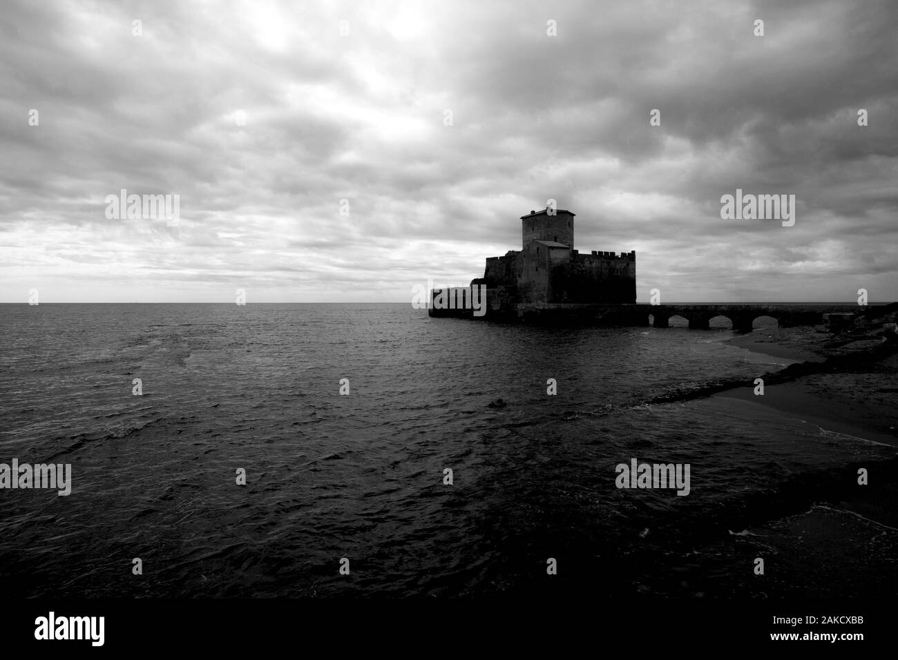 Ancienne forteresse construite sur la mer tyrrhénienne (Torre Astura, Nettuno, Italie) Banque D'Images