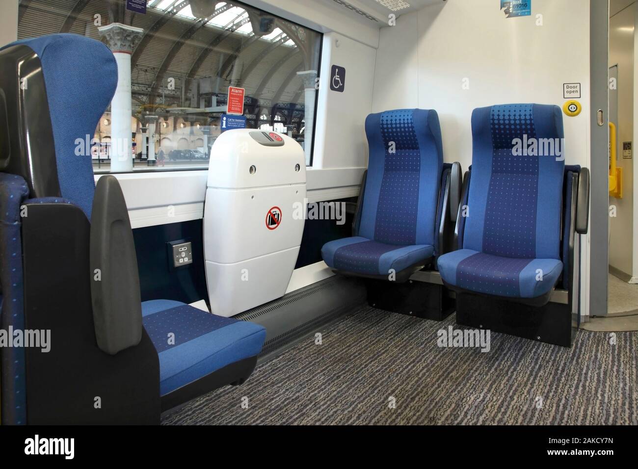 Sièges et des espaces pour les personnes en fauteuil roulant à l'intérieur de Northern Rail Class 170 'Turbostar' train diesel. York, Royaume-Uni. Banque D'Images