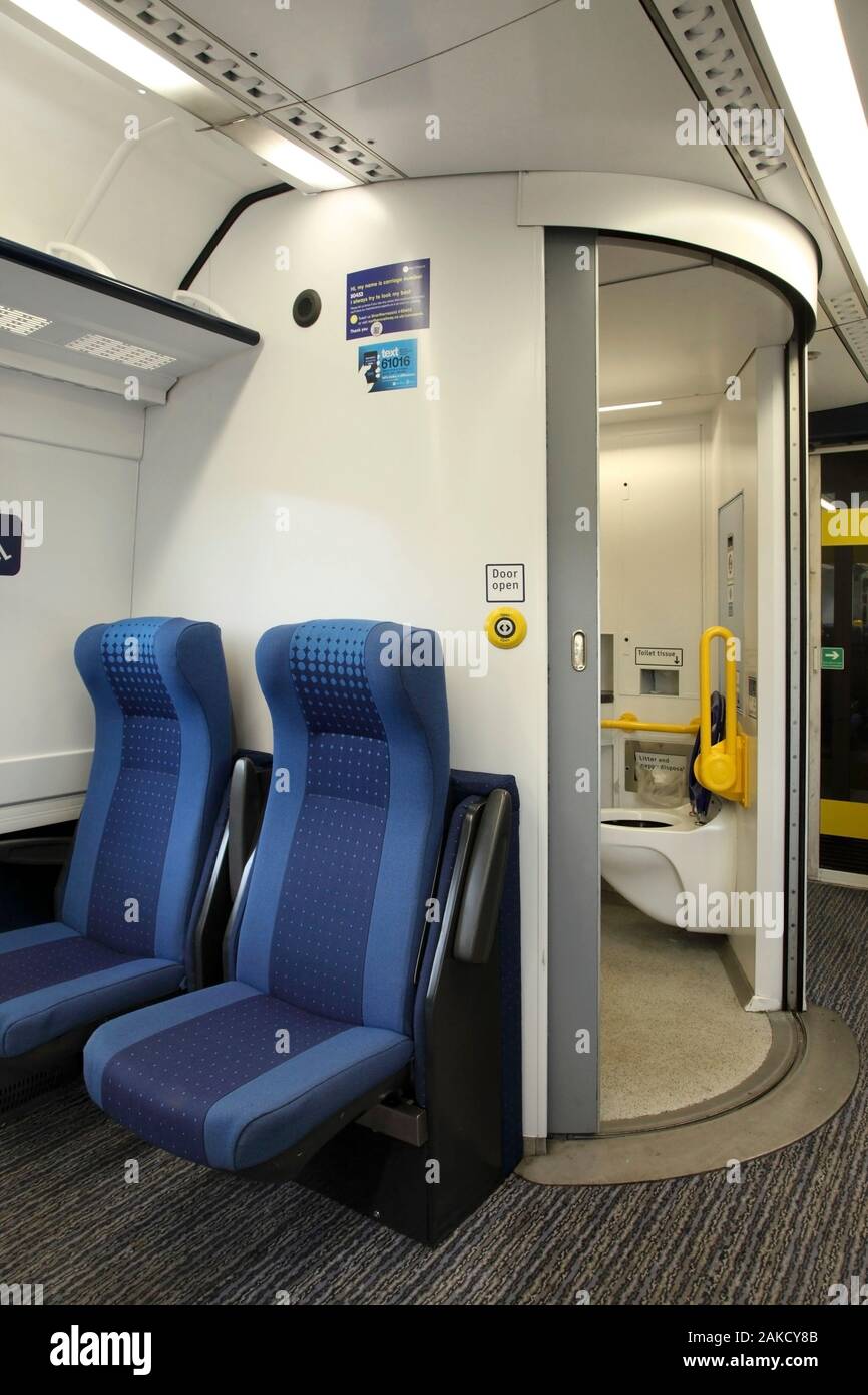 Cabine de toilettes accessibles en fauteuil roulant et des sièges à l'intérieur de Northern Rail Class 170 'Turbostar' train diesel. York, Royaume-Uni. Banque D'Images