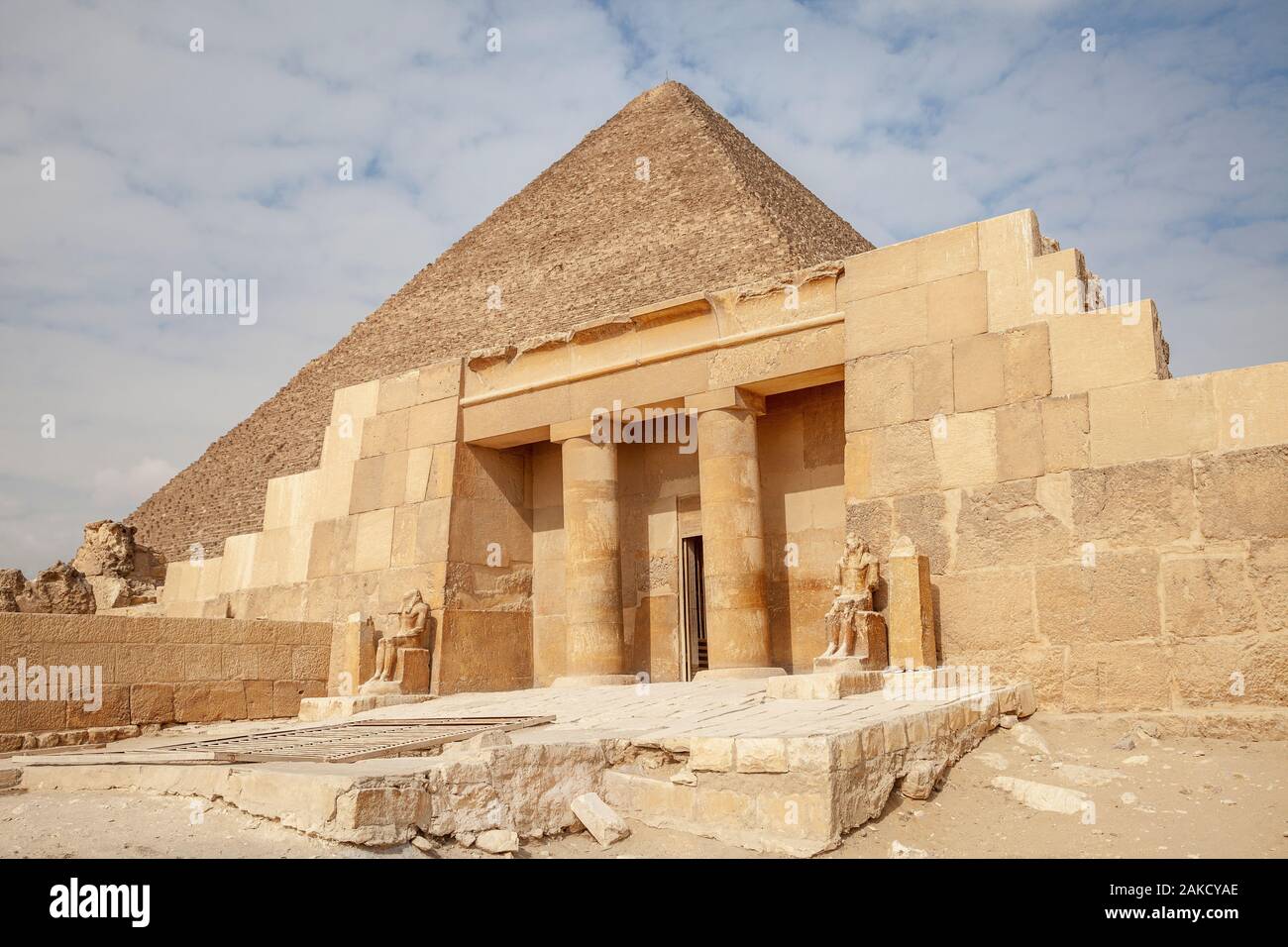 Voir le temple funéraire de la pyramide de Kheops à Gizeh révélant complexes de la pyramide de Chéops en arrière-plan de la ville du Caire en Égypte, Banque D'Images