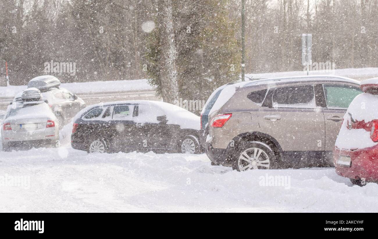 Mauvais temps d'hiver avec de fortes chutes de neige et des problèmes de circulation en Slovaquie, Tatry mountain region, Lomnica Banque D'Images
