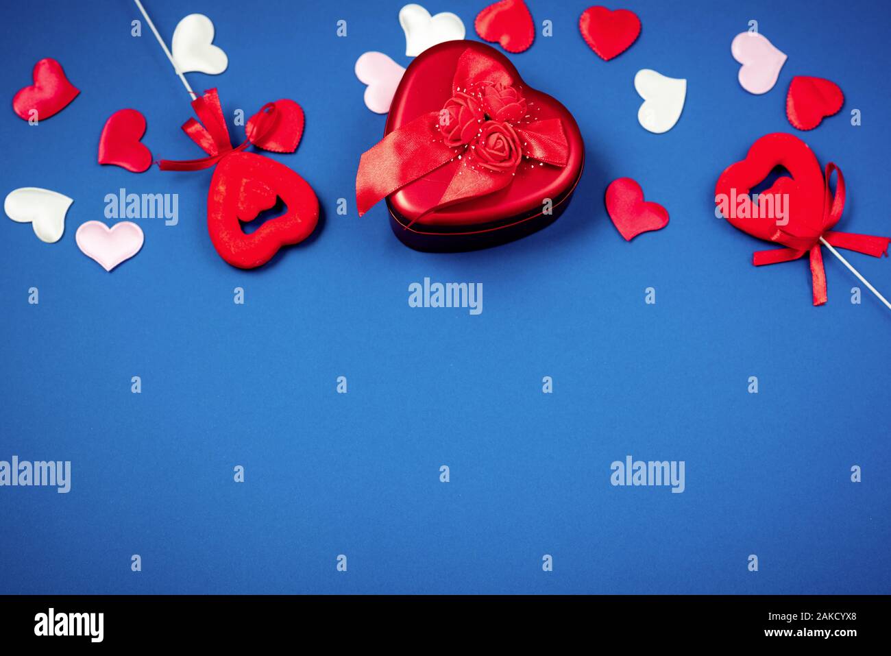 Coeur rouge avec un cadeau pour la Saint-Valentin Banque D'Images