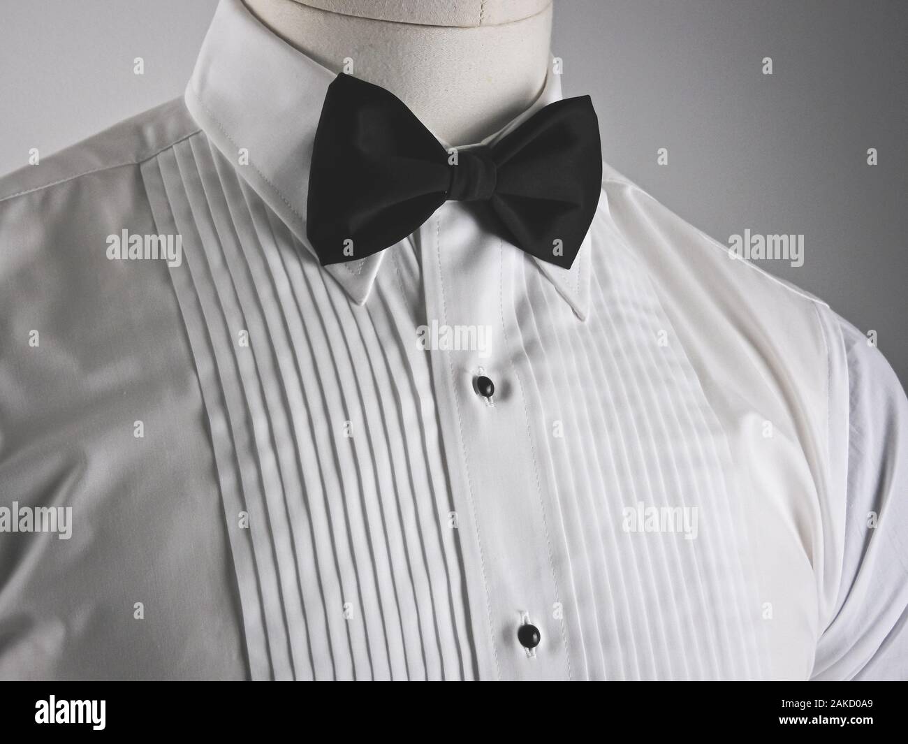 Chemise de smoking blanche avec noeud papillon noir dans un mannequin Photo  Stock - Alamy