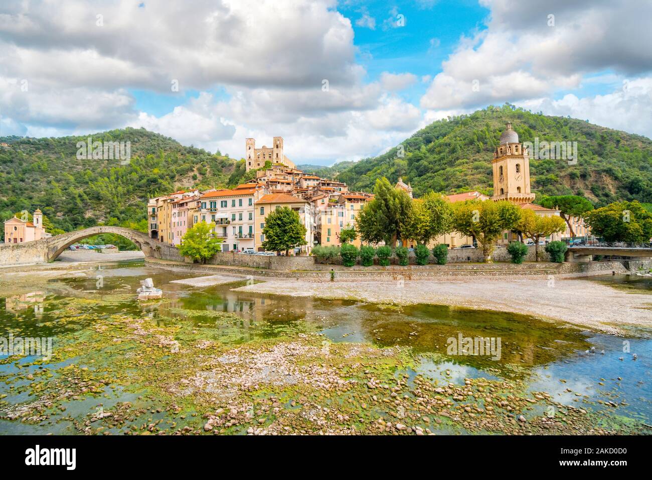 Le village médiéval de Dolceacqua, Italie, montrant l'église San Fillipo, colline du château Castello, Monet pont voûté, et l'ancienne cathédrale. Banque D'Images