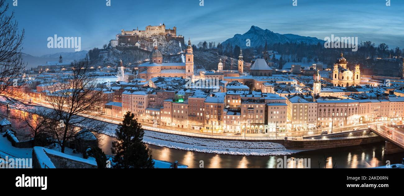 Belle vue panoramique sur la ville historique de Salzbourg avec Festung Hohensalzburg en hiver, Salzburger Land, Autriche Banque D'Images