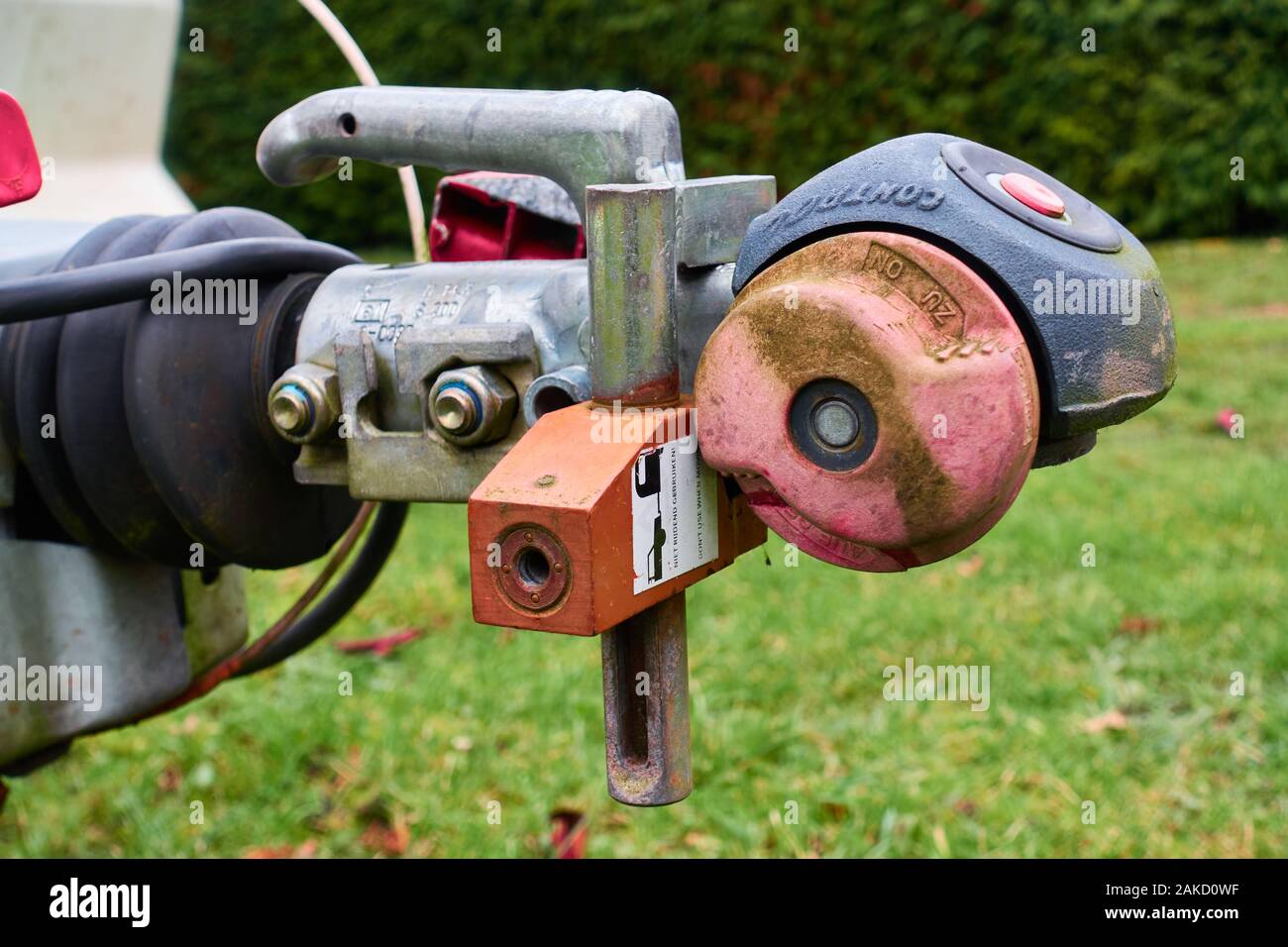 Dispositif de sécurité de barre d'attelage verrouillé monté sur une caravane équipée d'un attelage antiroulis Al-Ko afin d'éviter le vol et de répondre aux exigences d'assurance Banque D'Images