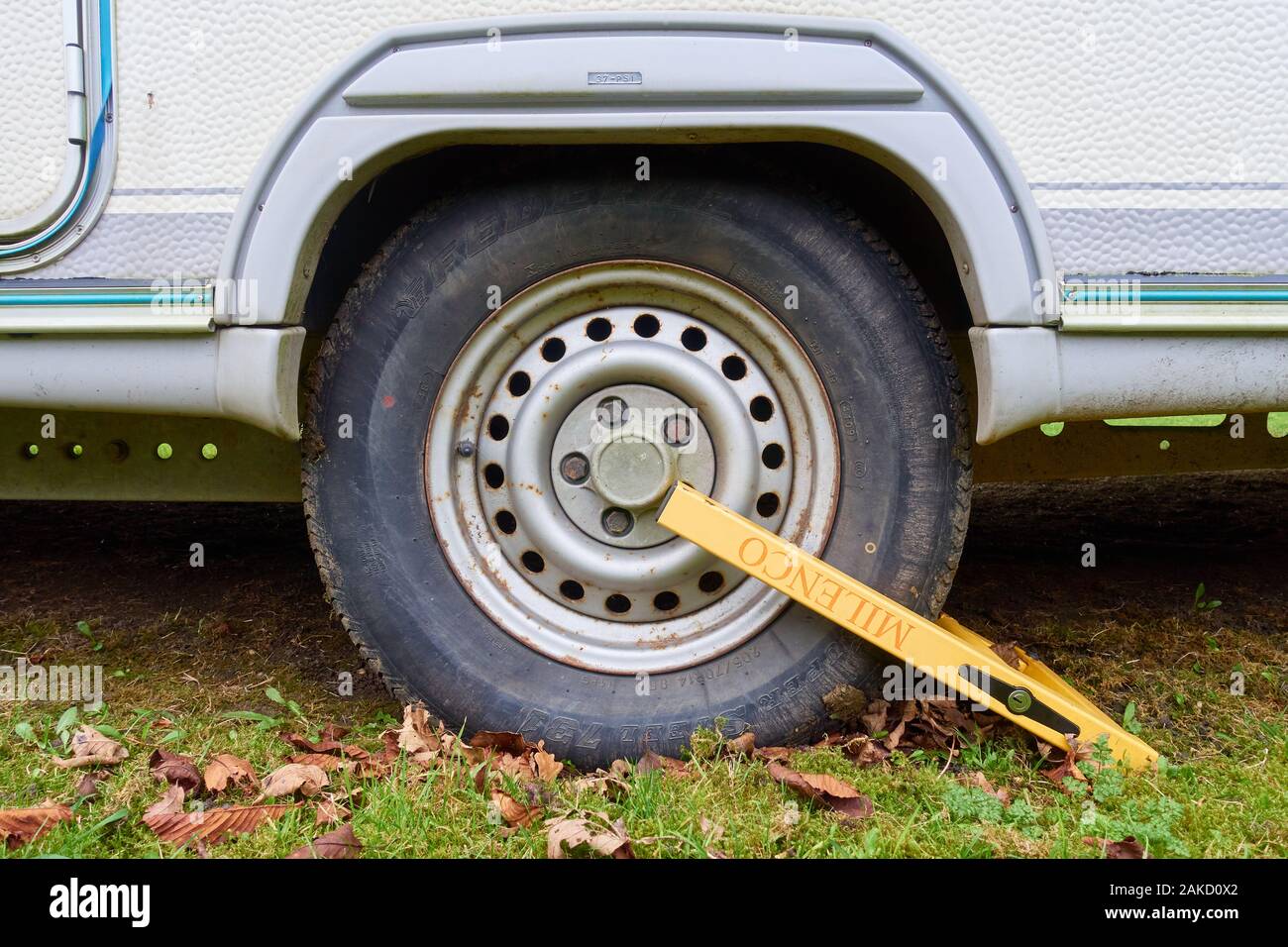 Dispositif de sécurité de verrouillage de roue monté sur la roue de remorque roulotte en acier par mesure de précaution antivol et de fixation de roue obligatoire en matière d'assurance Banque D'Images