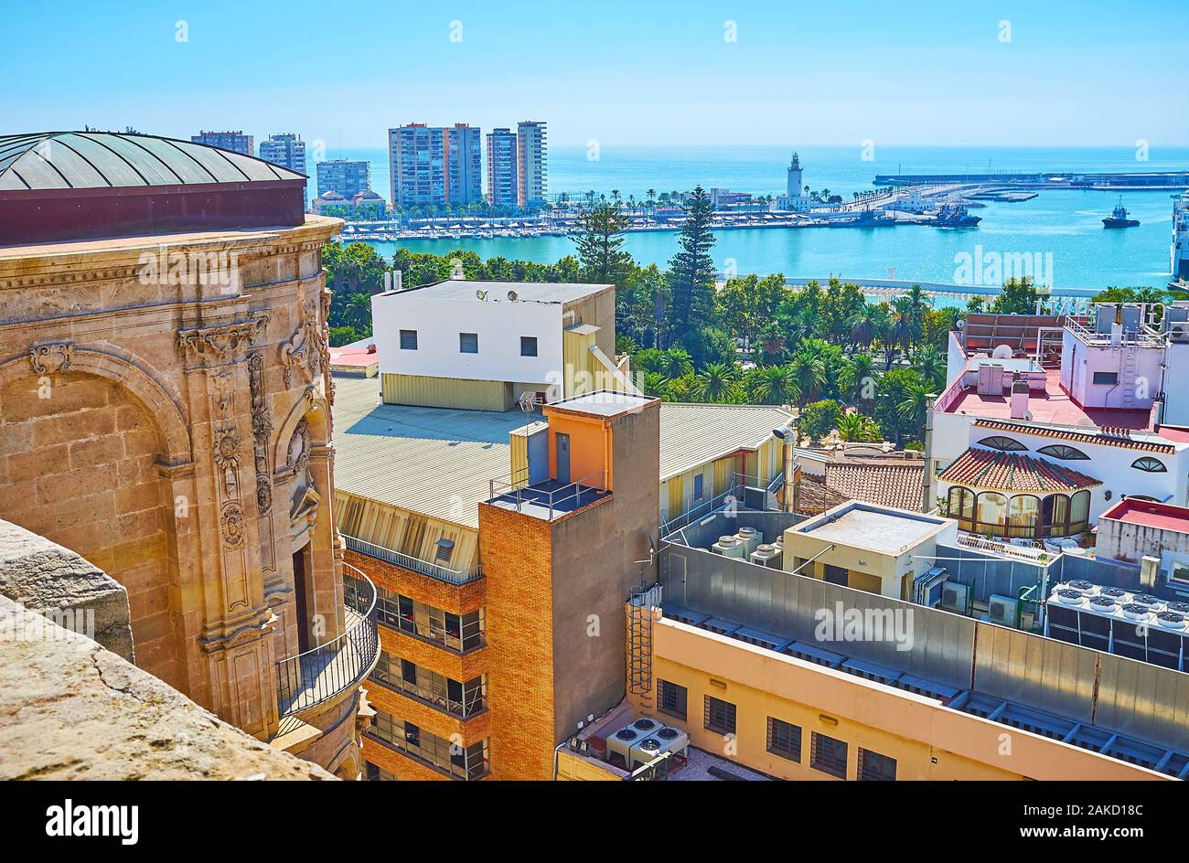 La vue sur les toits de la ville, Green Park et Puerto de Malaga (port) avec des tours et le phare depuis le toit de la Cathédrale, Espagne Banque D'Images