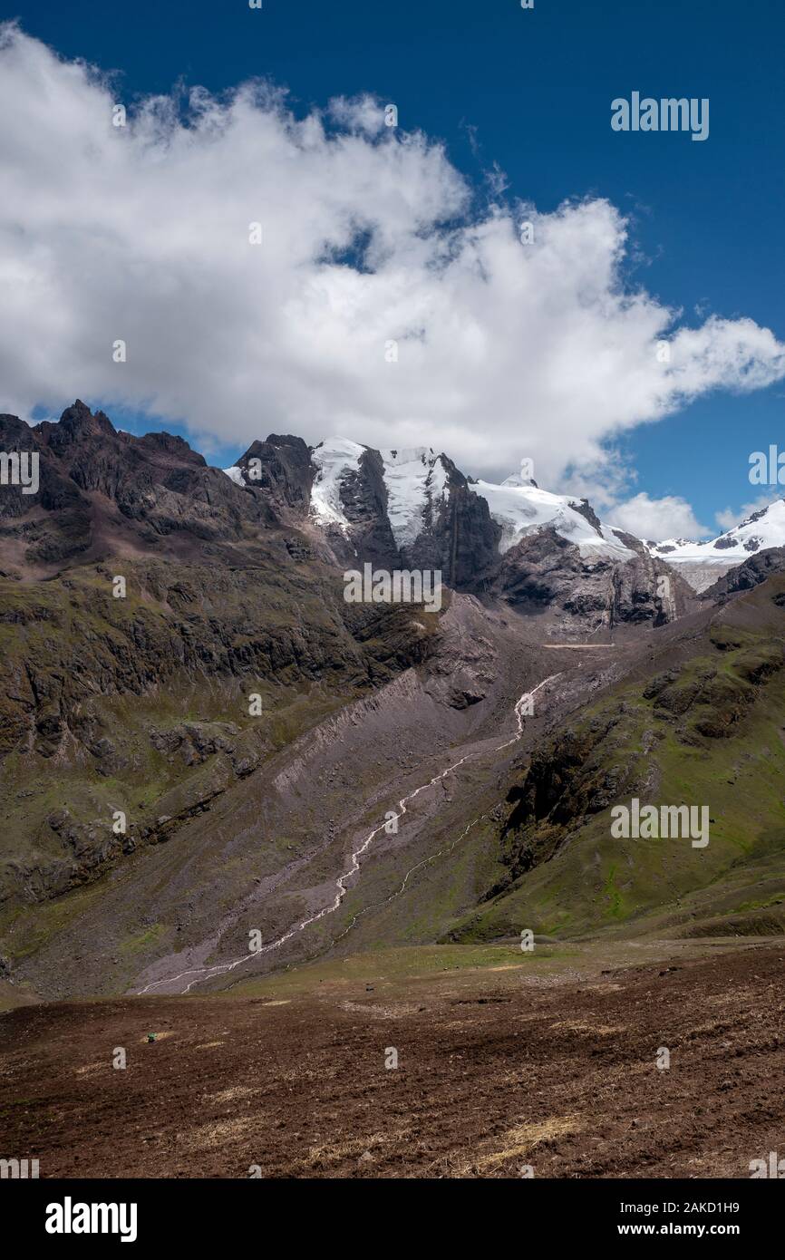 Rainbow Mountain ou Vinicunca (Winikunka) ou Montaña de Siete Colores (Montaña de Colores) dans les montagnes des Andes au Pérou Banque D'Images