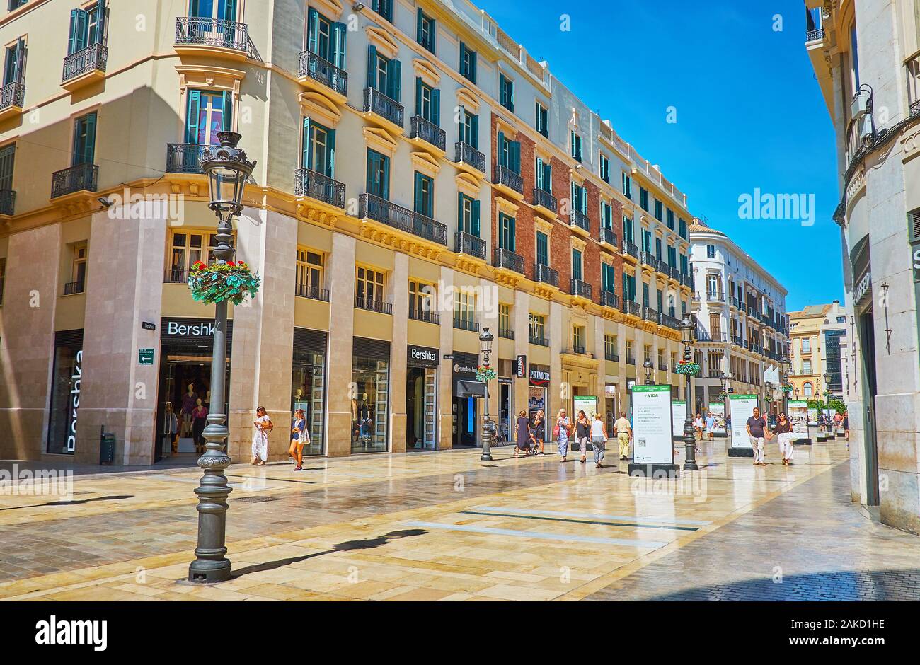 MALAGA, ESPAGNE - 26 septembre 2019 : la principale rue de la ville shoppine - Calle Larios avec bâtiments classiques, vintage et de nombreux réverbères annonce Banque D'Images