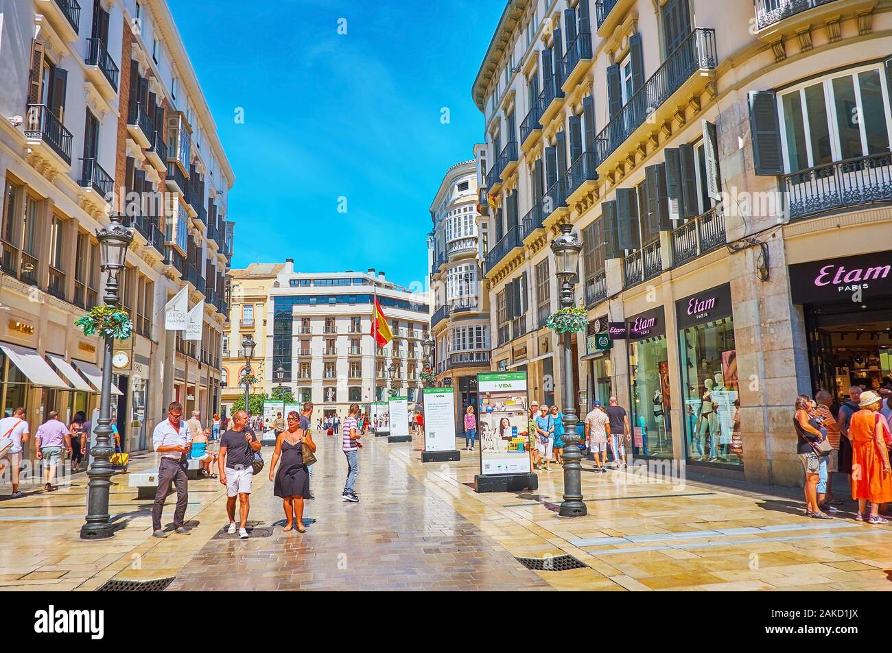 MALAGA, ESPAGNE - 26 septembre 2019 : faire du shopping dans la Calle Larios - le notable de la ville et la plus chère rue de la ville avec de nombreux Banque D'Images