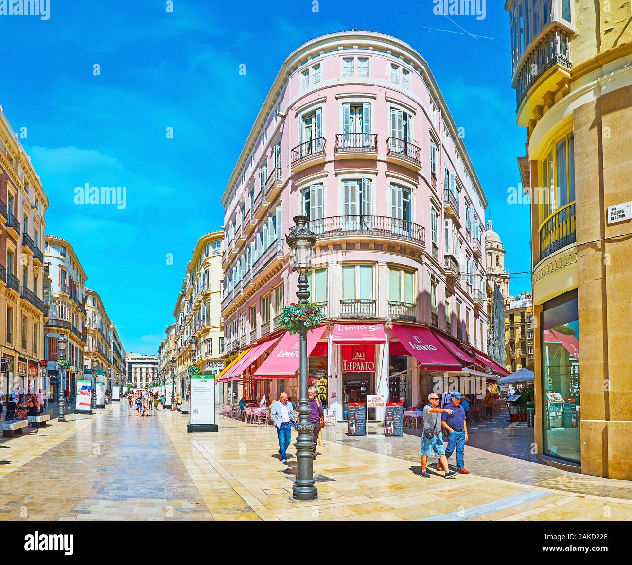MALAGA, ESPAGNE - 26 septembre 2019 : La Pittoresque édifice dans la Calle Larios avec demi-rondes d'angle et d'un restaurant au rez-de-chaussée, le Banque D'Images