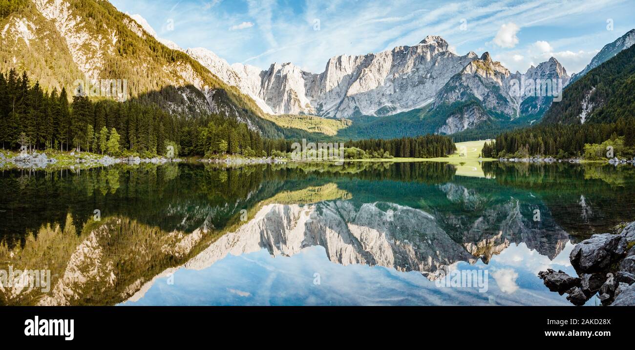 Belle vue du matin célèbre Lac Supérieur Fusine avec Mont Schloss Weikersdorf en arrière-plan au lever du soleil, Tarvisio, la province d'Udine, Frioul-Vénétie Julienne Banque D'Images