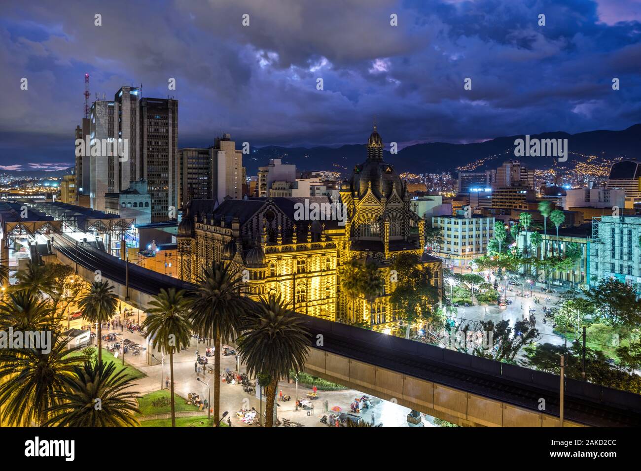 La place Botero Plaza au crépuscule à Medellin, Colombie. Banque D'Images