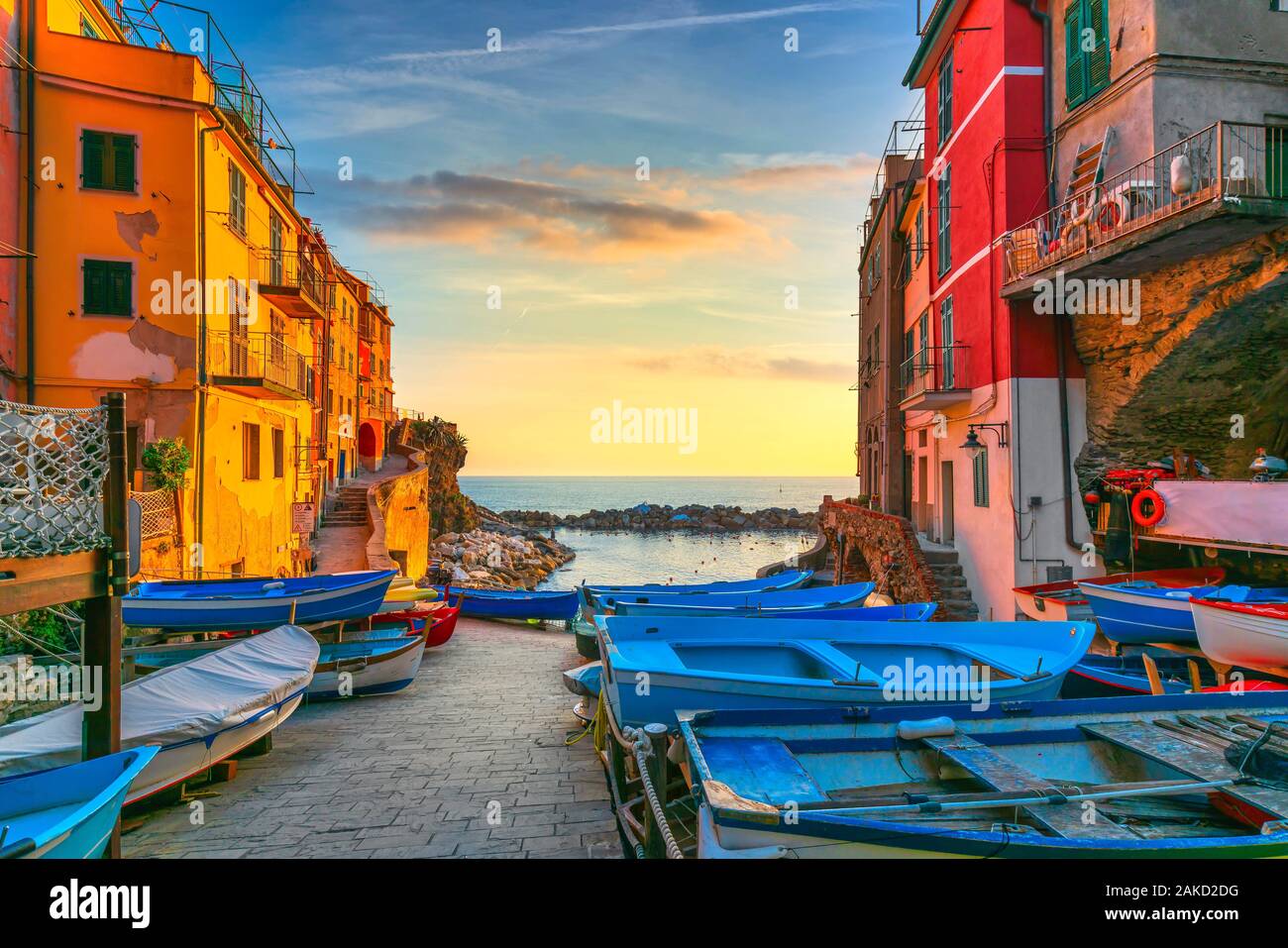 Riomaggiore village-rue, bateaux et mer en cinq terres au coucher du soleil, Parc National des Cinque Terre, la Ligurie Italie Europe. Banque D'Images