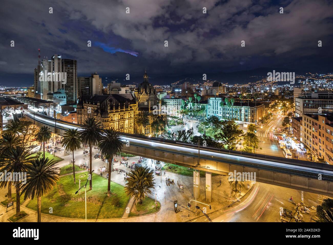 La place Botero Plaza au crépuscule à Medellin, Colombie. Banque D'Images