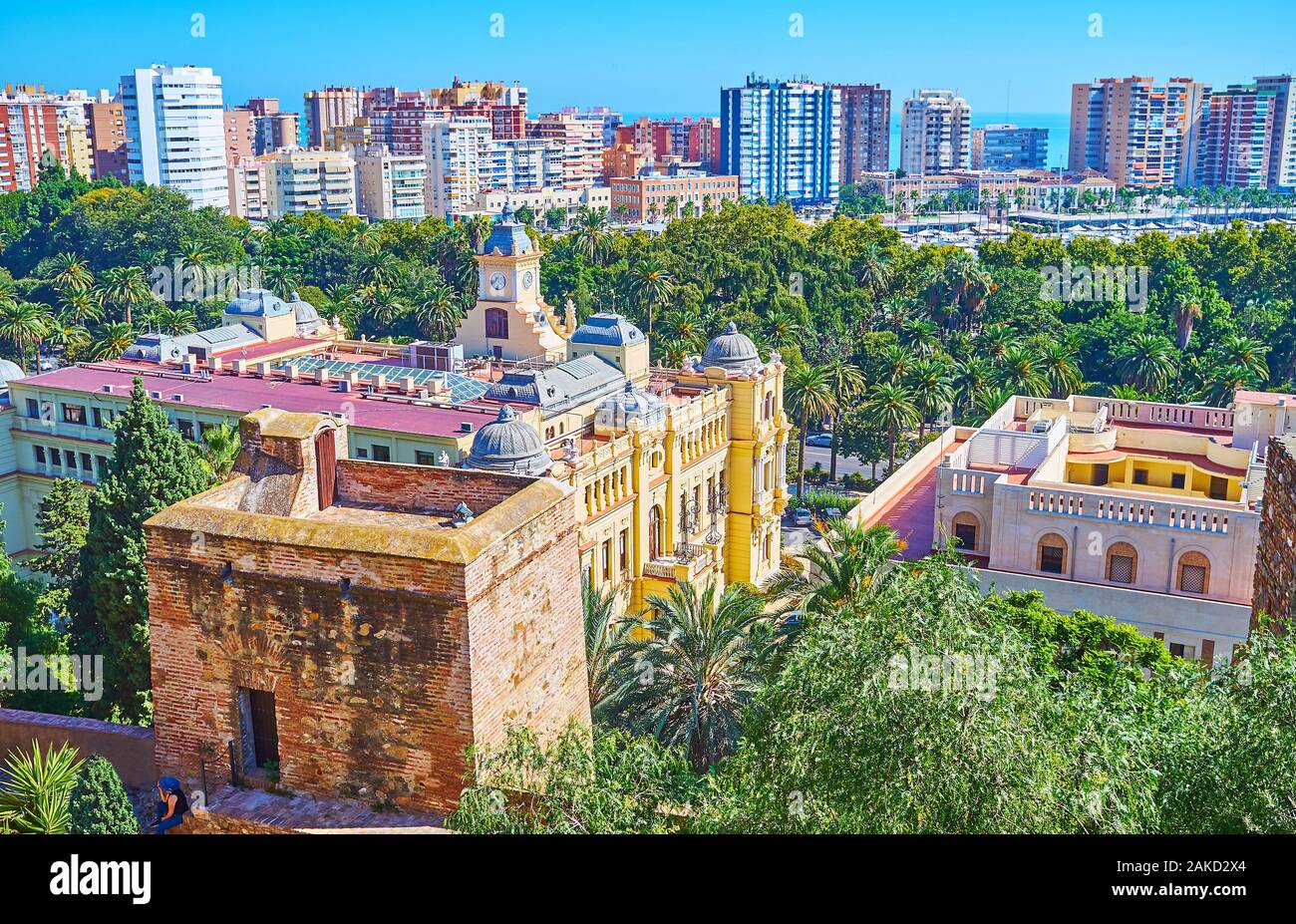 Avec le paysage de la vieille tour de l'Alcazaba, forteresse vert luxuriant parc de Malaga et moderne sur l'arrière-plan, l'Espagne Banque D'Images