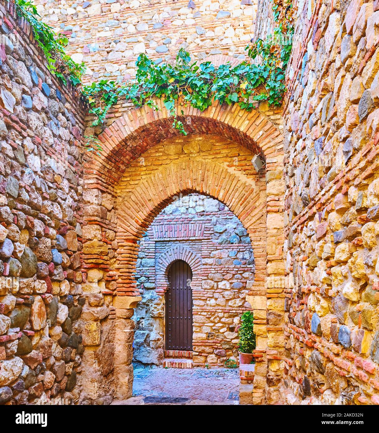 Puerta de Los Cuartos de Granada ou les salles de Grenade Gate avec col étroit, entouré de grands murs médiévaux de forteresse Alcazaba, Malaga, Espagne Banque D'Images