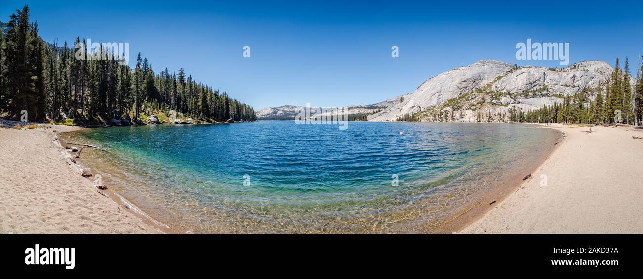 Lac Tenaya célèbre dans les montagnes de la Sierra Nevada sur une journée ensoleillée avec ciel bleu en été, Yosemite National Park, California, USA Banque D'Images