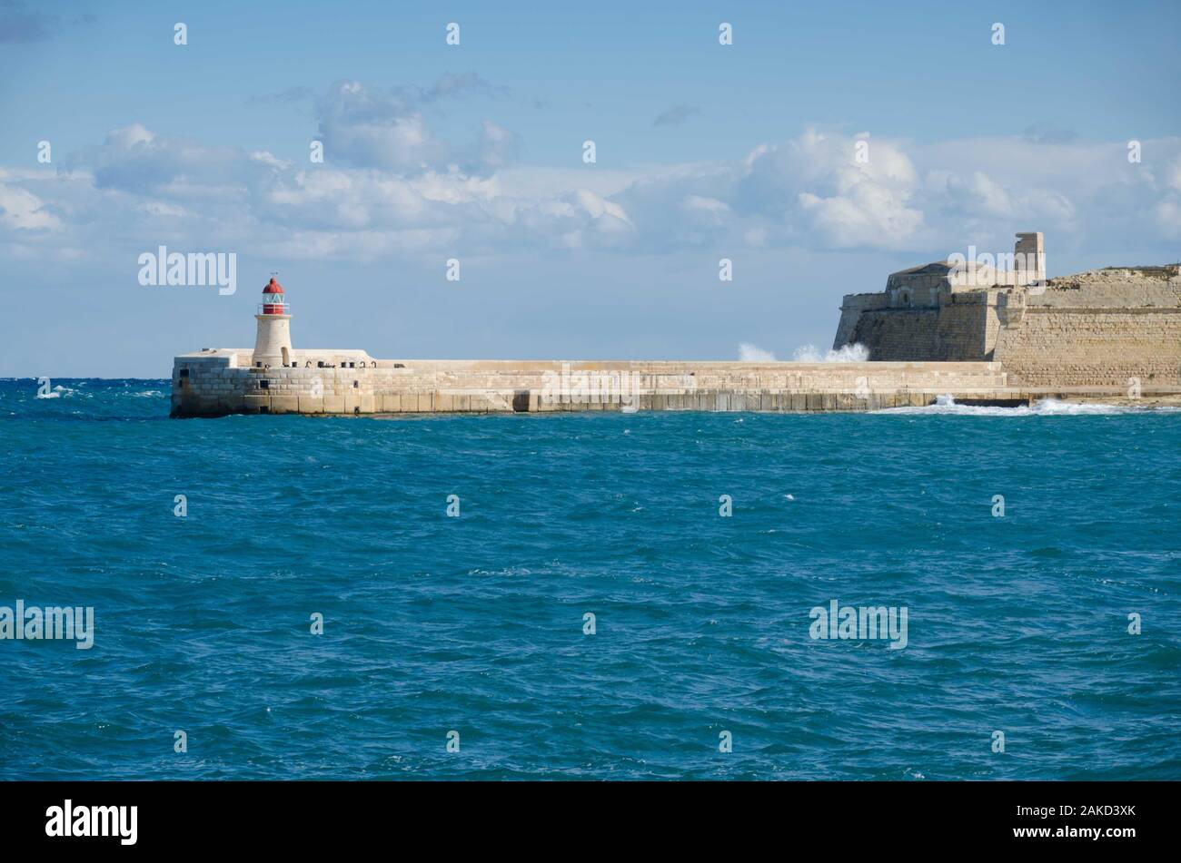 La Valette, MALTE. 29 décembre 2019. Dans les premières phases d'une tempête, les vagues déferlent sur Ricasoli brise-lames est en grand port de La Valette. Banque D'Images
