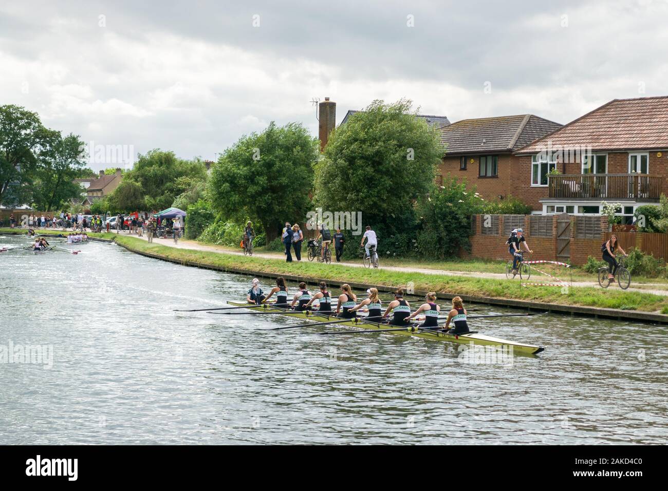 Caius Femme d'équipage de bateau sur la rivière Cam prenant part dans les bosses row boat regatta en été, Cambridge, Royaume-Uni Banque D'Images