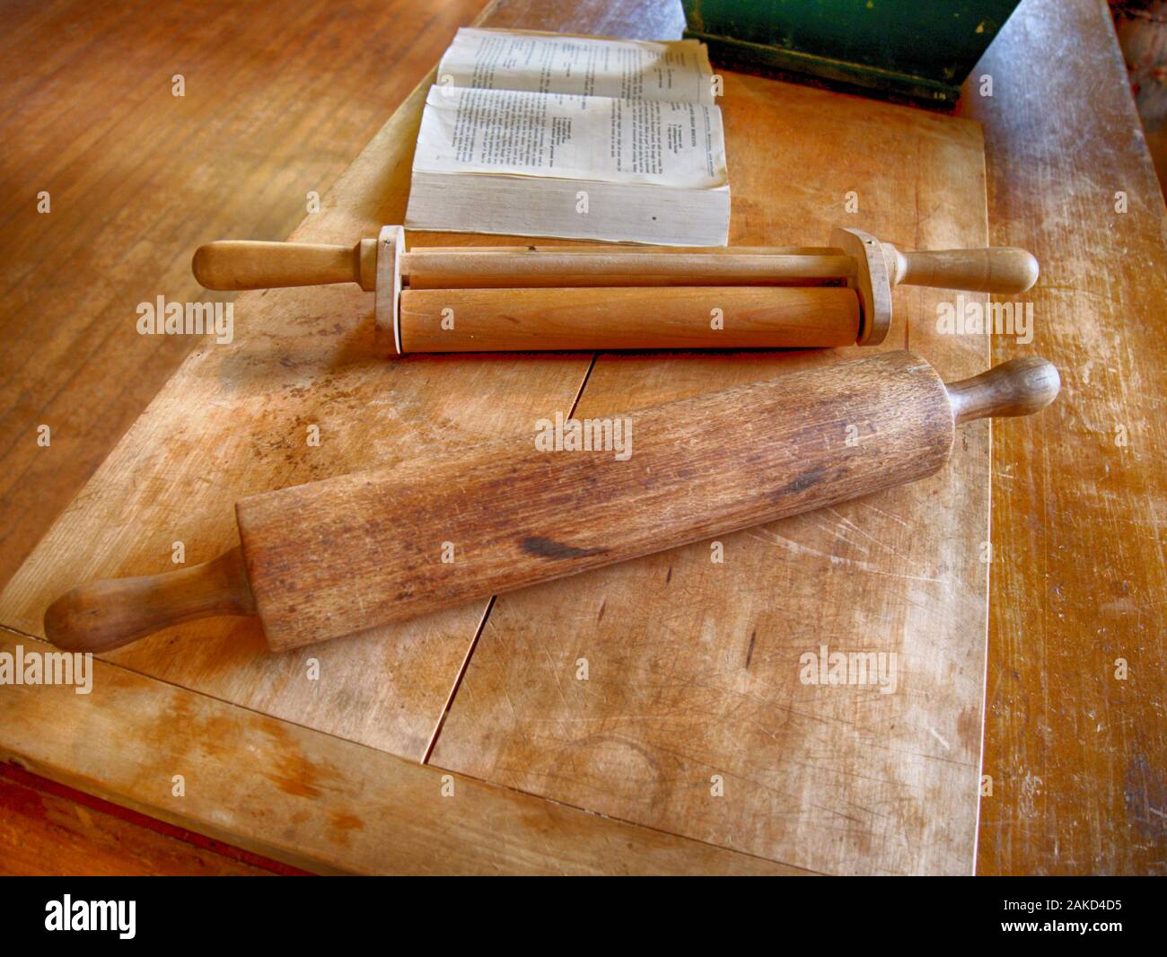 Deux rouleaux à pâtisserie en bois saupoudrés de farine blanche sur une planche à découper rustique. Ingrédients de cuisson et ustensiles de cuisine. Banque D'Images