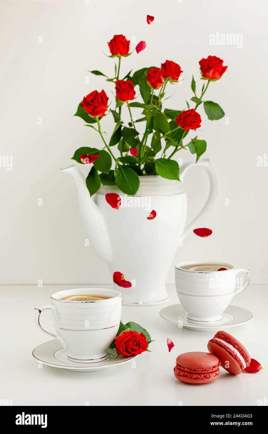 Petit Dejeuner Romantique Pour Deux Sur Une Saint Valentin Avec Plateau Macarons Et Bouquet De Roses Concept D Amour Photo Stock Alamy