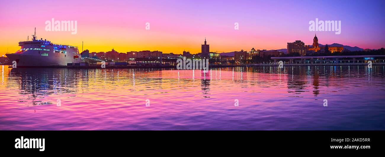 Le pittoresque paysage marin méditerranéen crépuscule avec un paquebot de croisière amarré et silhouette de Malaga, Costa del Sol, Espagne Banque D'Images