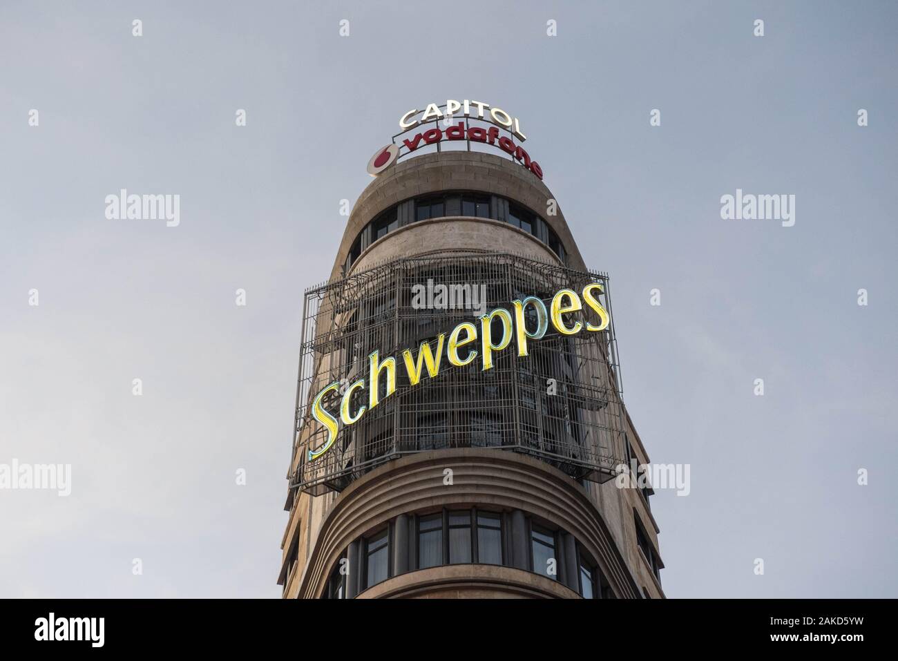 2 janvier 2020, l'Espagne : La marque de boissons Schweppes logo affiché à un bâtiment à Madrid Gran Via, l'Espagne. (Crédit Image : © Budrul Chukrut/SOPA des images à l'aide de Zuma sur le fil) Banque D'Images