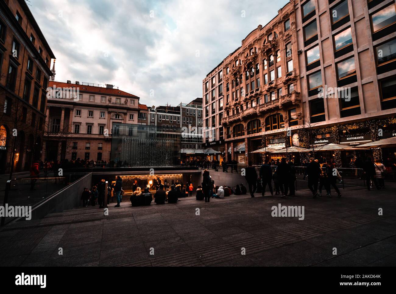 Le nouvel Apple Store à la place de la liberté, Milano Banque D'Images