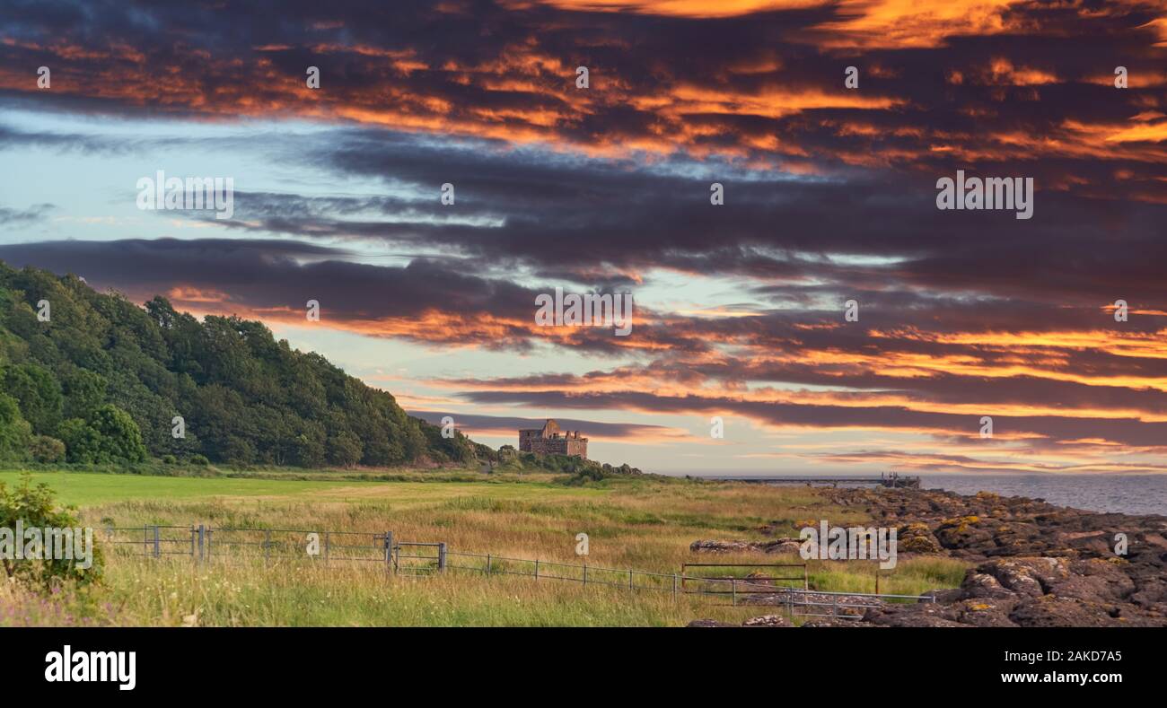 En regardant vers Portencross Bay de Hunterston sur le chemin qui va du Portencross à Hunterston dans Seamill. Au loin l'ancienne castl Banque D'Images