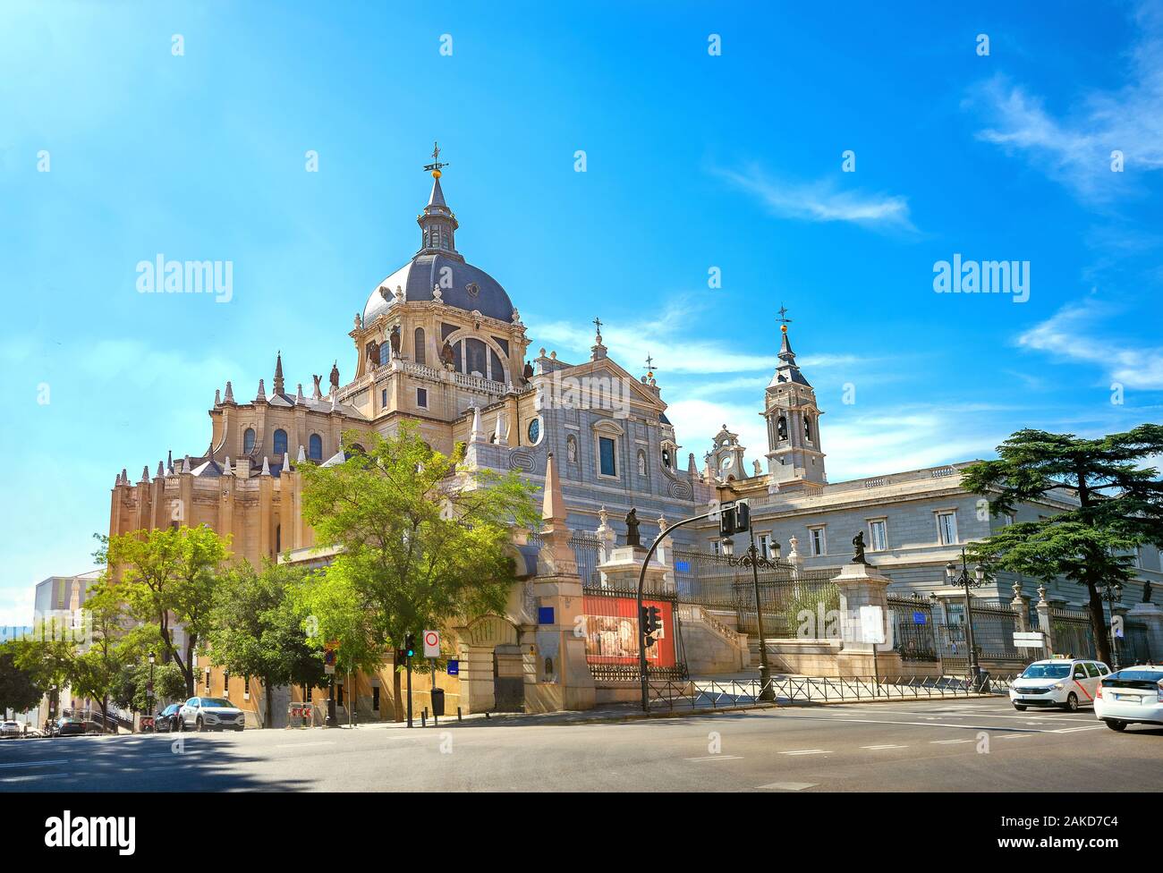 Vue depuis la rue de Bailén street de cathédrale de la Almudena. Madrid, Espagne Banque D'Images