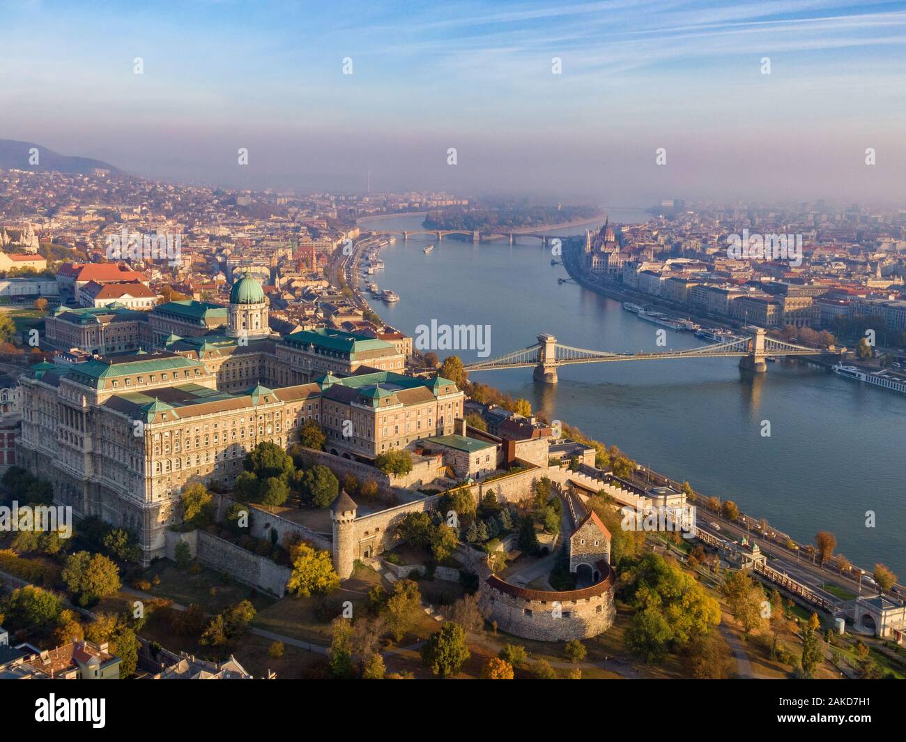 Budapest, Hongrie, vue aérienne de la ville de Budapest au lever du soleil en automne. Banque D'Images