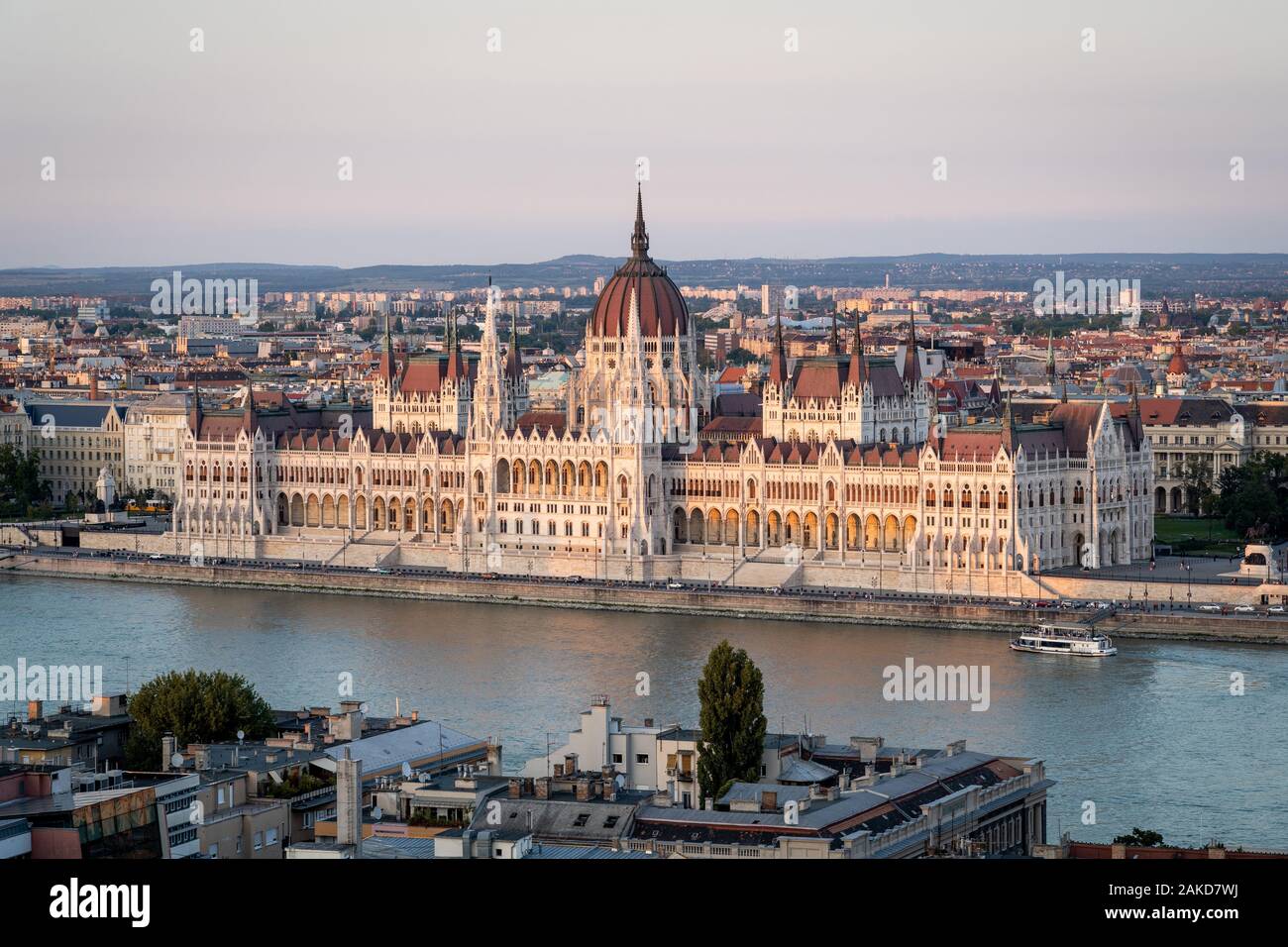 Bâtiment du Parlement hongrois au coucher du soleil à Budapest, Hongrie. Banque D'Images
