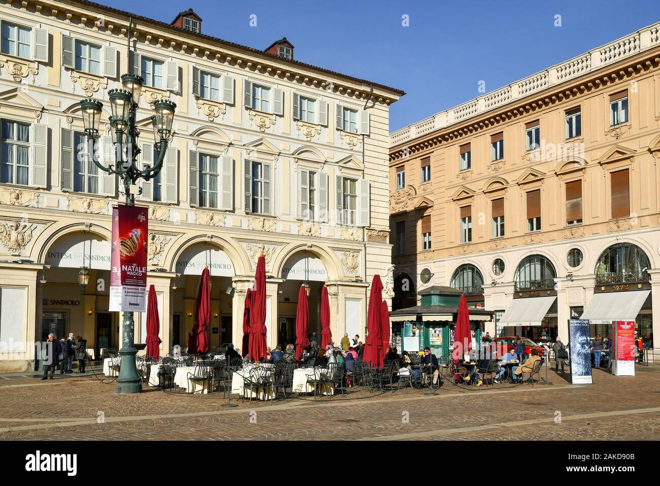 Aperçu de la Piazza San Carlo, dans le centre de Turin avec les gens profiter du soleil dans un café-terrasse le jour avant Noël, Piémont, Italie Banque D'Images
