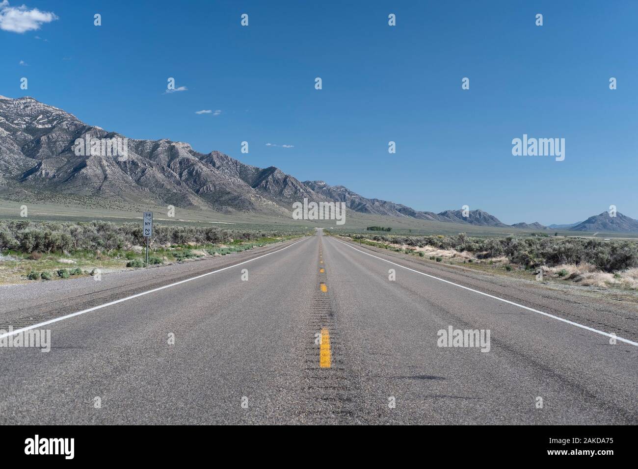 Tronçon solitaire de la Highway 318 dans l'est du comté de Nye, Nevada Banque D'Images