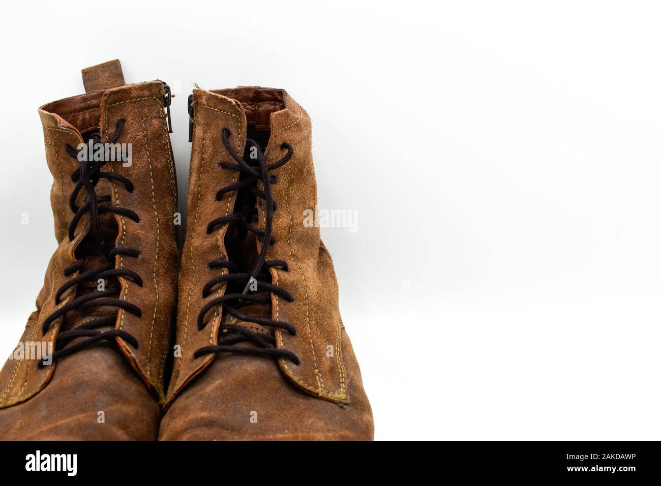 Gros plan d'une paire de bottes en cuir pour hommes isolé sur fond blanc Banque D'Images