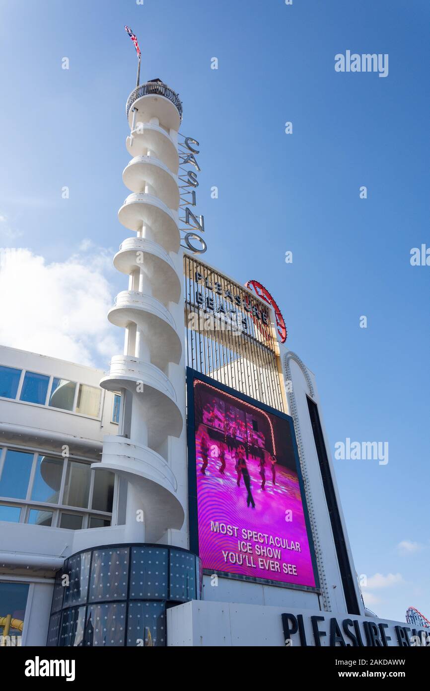 La Tour Blanche et le Casino, la plage de Pleasure Beach, Ocean Boulevard, Blackpool, Lancashire, Angleterre, Royaume-Uni Banque D'Images