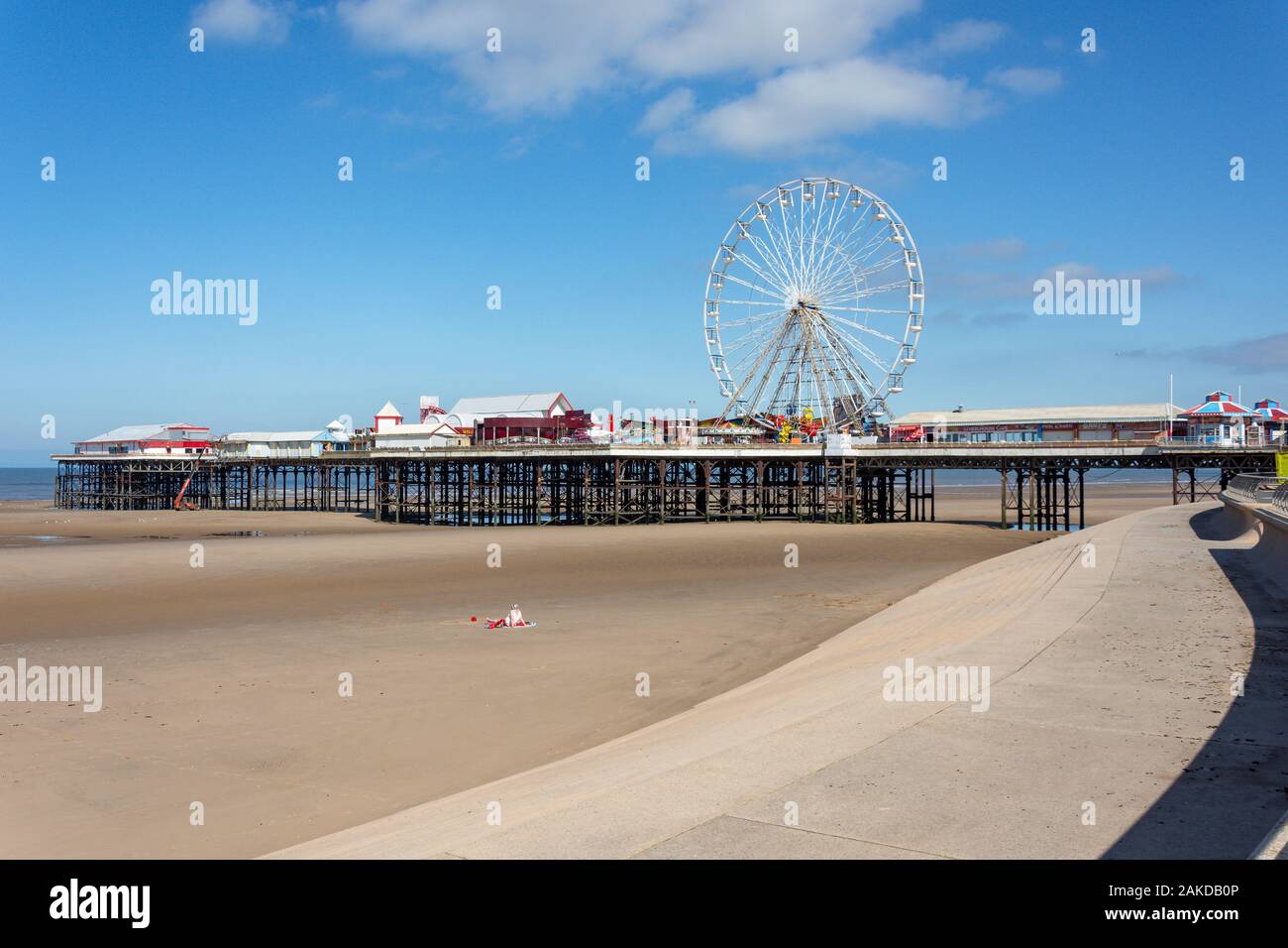 Promenade de la plage et Central Pier, Blackpool, Lancashire, Angleterre, Royaume-Uni Banque D'Images